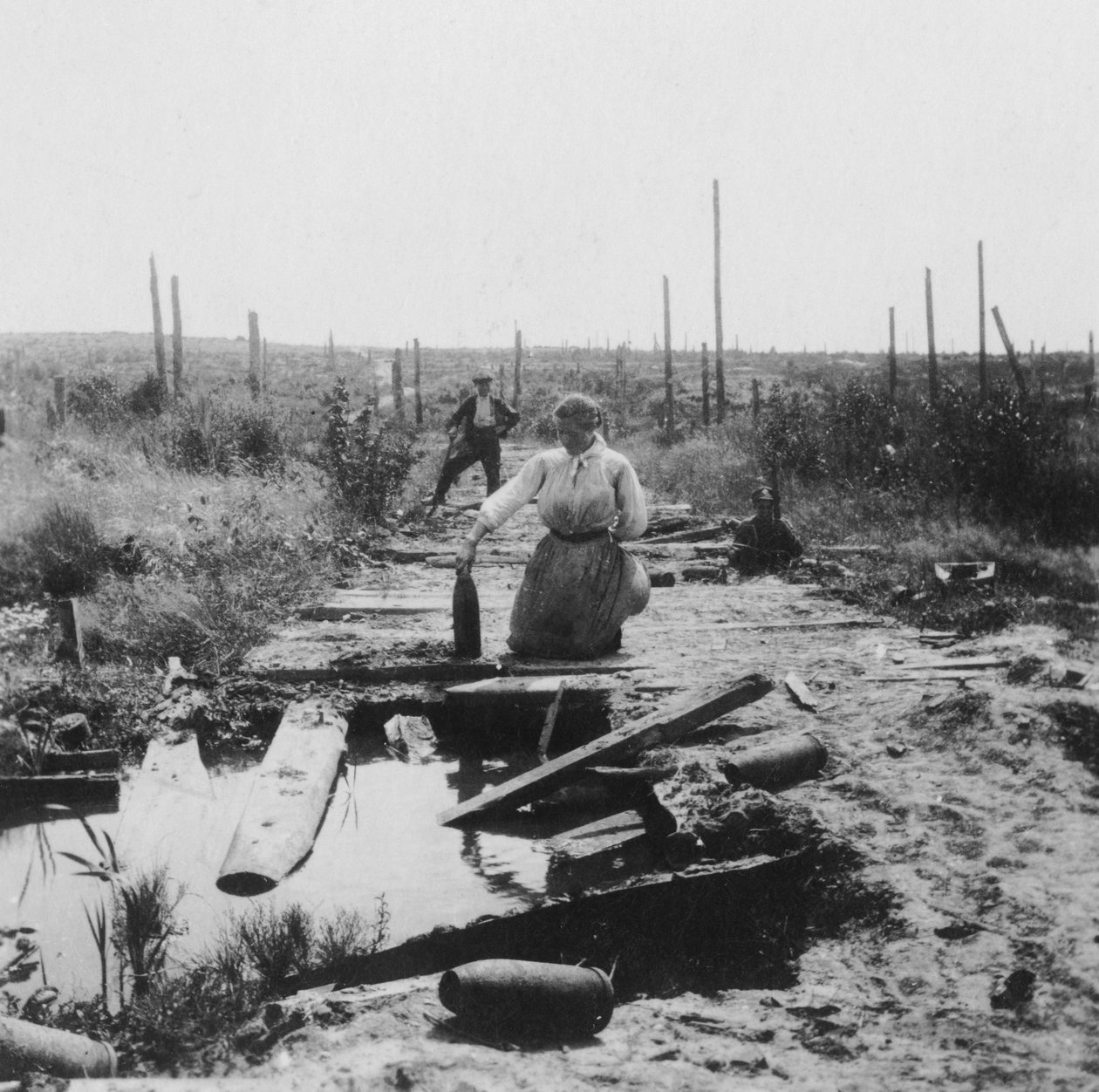The Main Road, Hill 60, Belgien, första världskriget, c1914-c1918 av Nightingale and Co