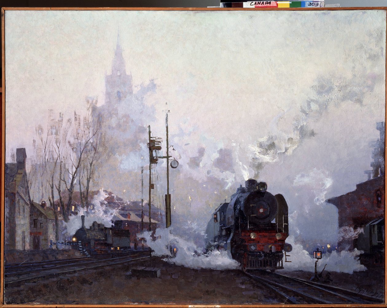 På vägen (på väg). Ånglok dränker stadslandskapet i röken från deras skorstenar. Målning av Nikolai Dmitryevich Kuznetsov (1923-1974), olja på duk av Nikolai Dmitrievich Kuznetsov