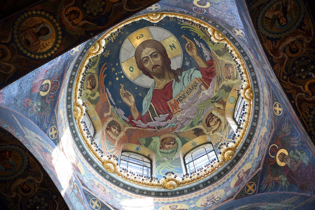 Kristus pantokrator under den centrala kupolen i Frälsarens kyrka på utspillt blod i St. Peters av Nikolai Nikolayevich Harlamov