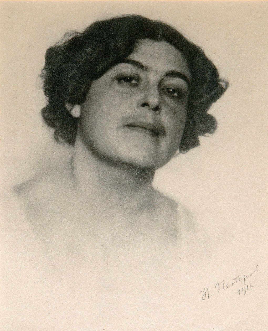 Porträtt av den ryska skådespelerskan Voronets, c1916 av Nikolai Petrov
