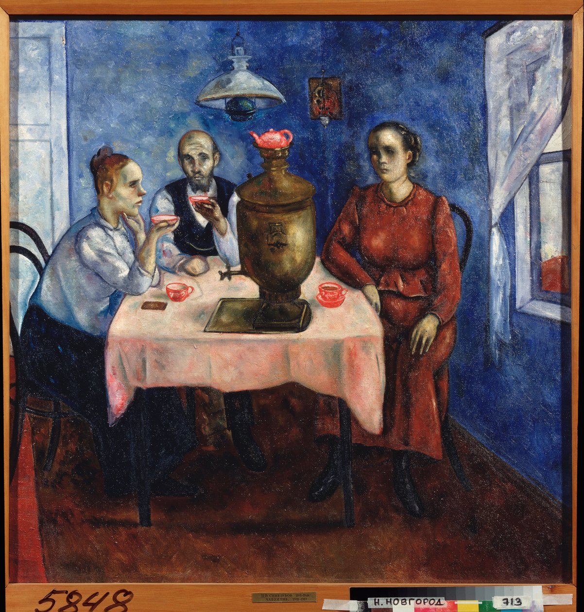 Tea time (Scen från vardagen, en ledsen familj dricker te samlad kring en samovar) - Tedrickande - Målning av Nikolai Vladimirovich Sinezubov (Nicolas Sinezouboff) (1891-1956), olja på duk av Nikolay Vladimirovic Sinezubov