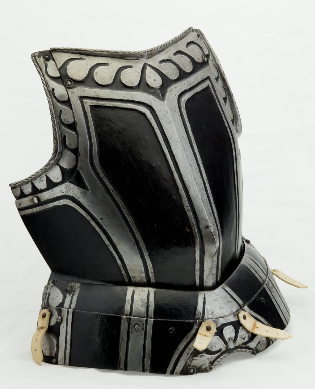 Bröstskydd, c.1580 (målat stål med modernt läder) av North German School