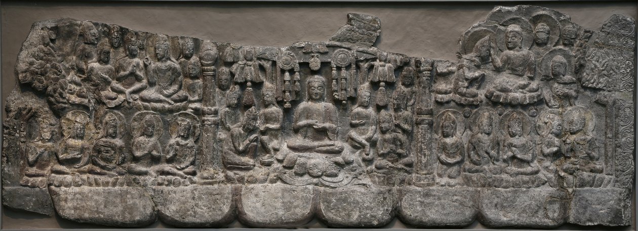 Väggskulptur: Heavenly Gatherings of Buddhas and Bodhisattvas, Handan, Hebei-provinsen, 550-577 (kalksten med spår av pigment) av Northern Qi Dynasty Chinese Scool