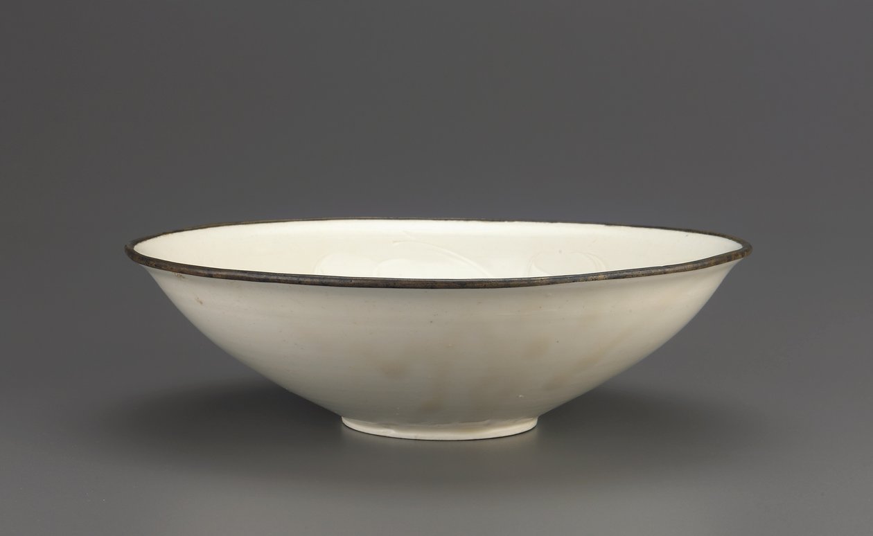 Ding wareskål med inskuren lotusdekoration, Hebei-provinsen, 1000-tidigt 1100-tal (keramik) av Northern Song Dynasty Chinese School
