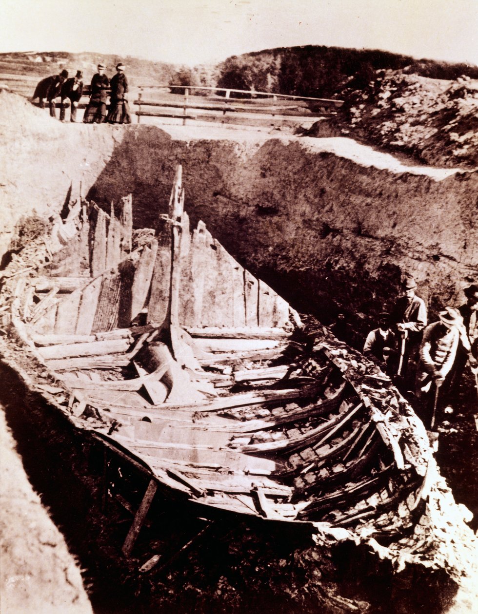 Utgrävningar av vikingatångskeppet "Gokstad" upptäcktes på 800-talets Norge, 1880 av Norwegian Photographer