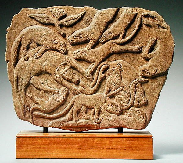 Relief som visar hundar som fäller en ko, 300-500-talet (sandsten) av Nubian Nubian
