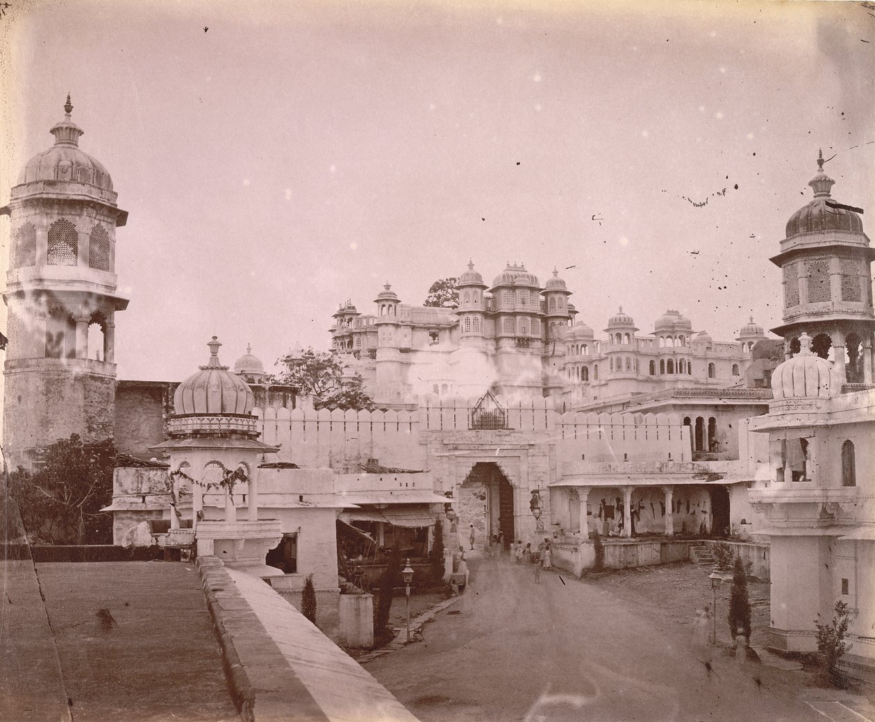 Utsikt över stadspalatset, med ingångsporten i förgrunden, Udaipur av O.S. Baudesson