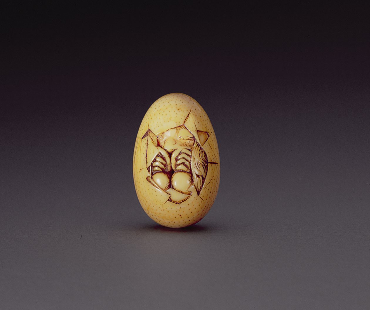 Netsuke föreställer en brud som bryter ut ur ett skal, ca 1760-80 av Ogasawara Issai