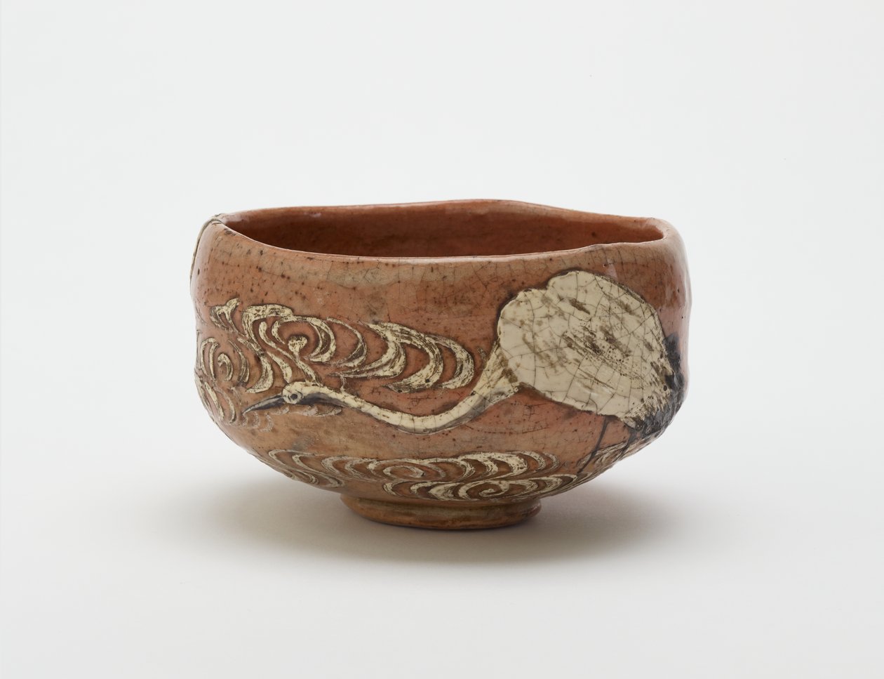 Teskål i Kenzanstil med design av kran och rinnande vatten, sent 1800-tal (röd lera, vit slip, järnpigment under klar blyglasyr) av Ogata (style of) Kenzan