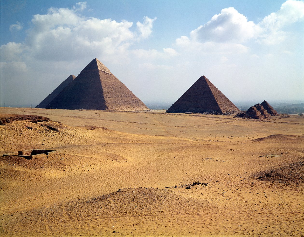 Utsikt över pyramiderna av Cheops, Chephren och Mycerinus av Old Kingdom Egyptian
