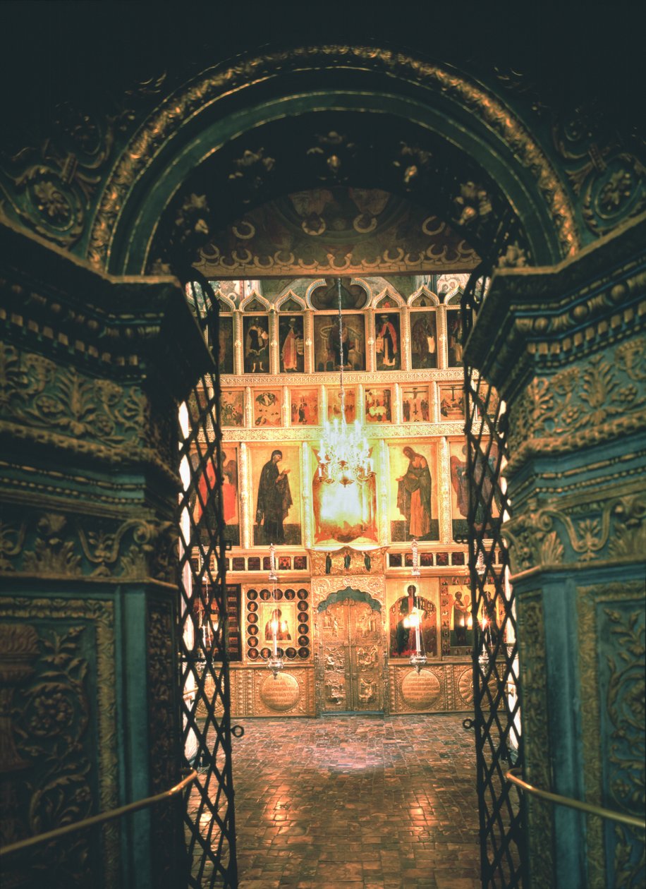 Interiör med ikonostasen i Bebådelsekatedralen i Kreml i Moskva, 1300-1400-talet. av Old Russian Architecture