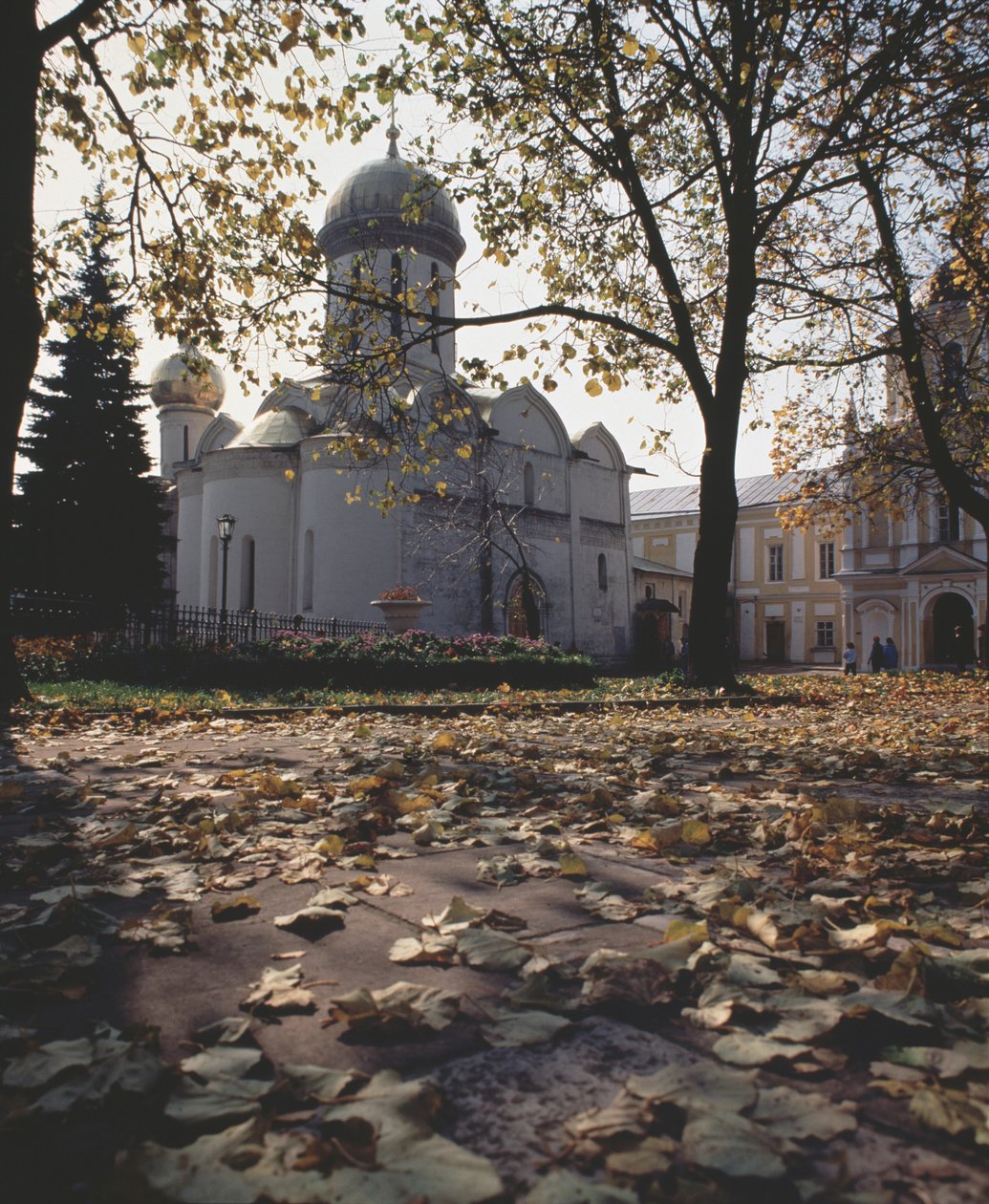 Trefaldighetskatedralen med graven av Saint Sergius av Radonezh, 1422 av Old Russian Architecture