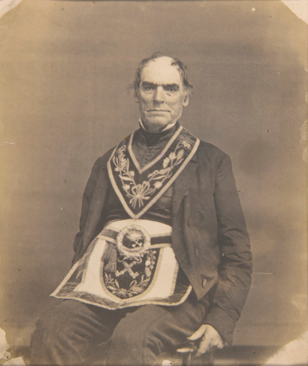 Porträtt av en man i frimurardräkt av Oliver H. Willard