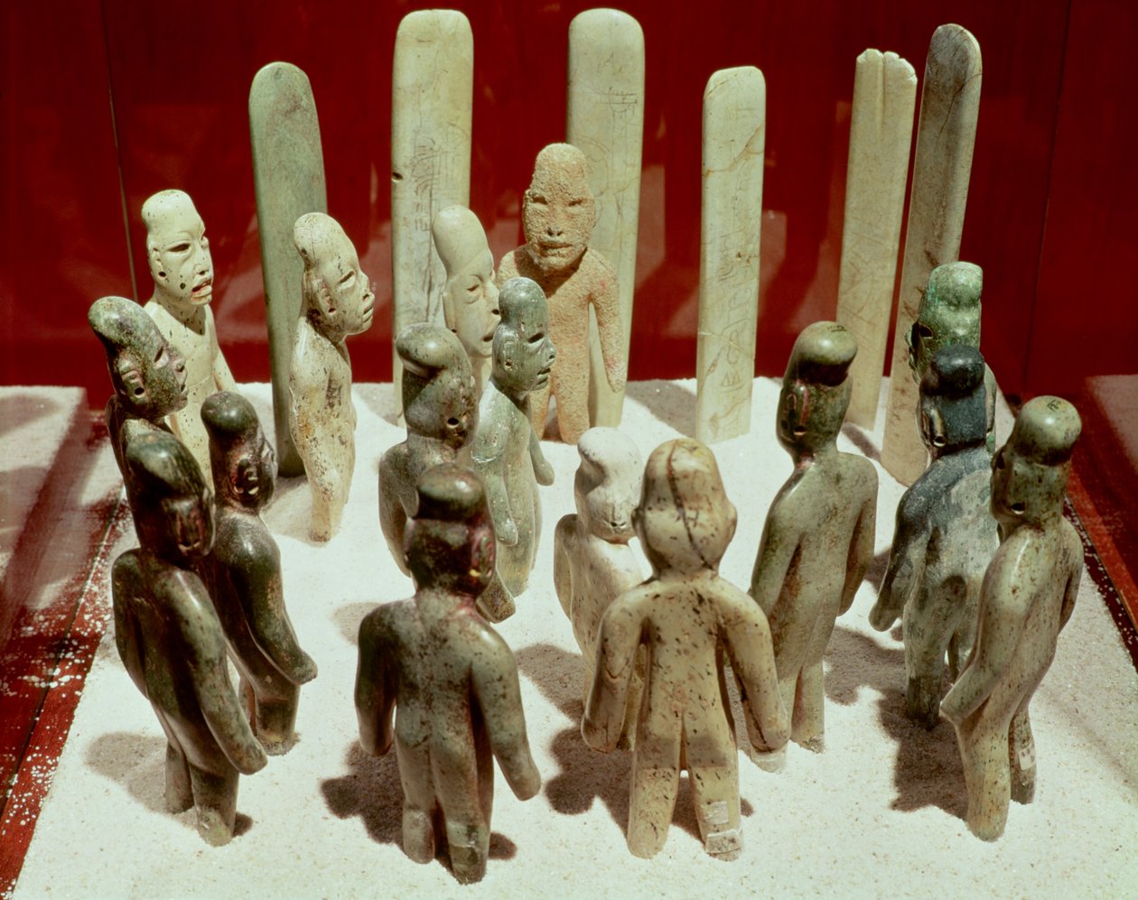Offert av sexton manliga figurer, från La Venta, Tabasco, förklassisk period, 900-talet f.Kr. till 1000-talet e.Kr. (jade). av Olmec