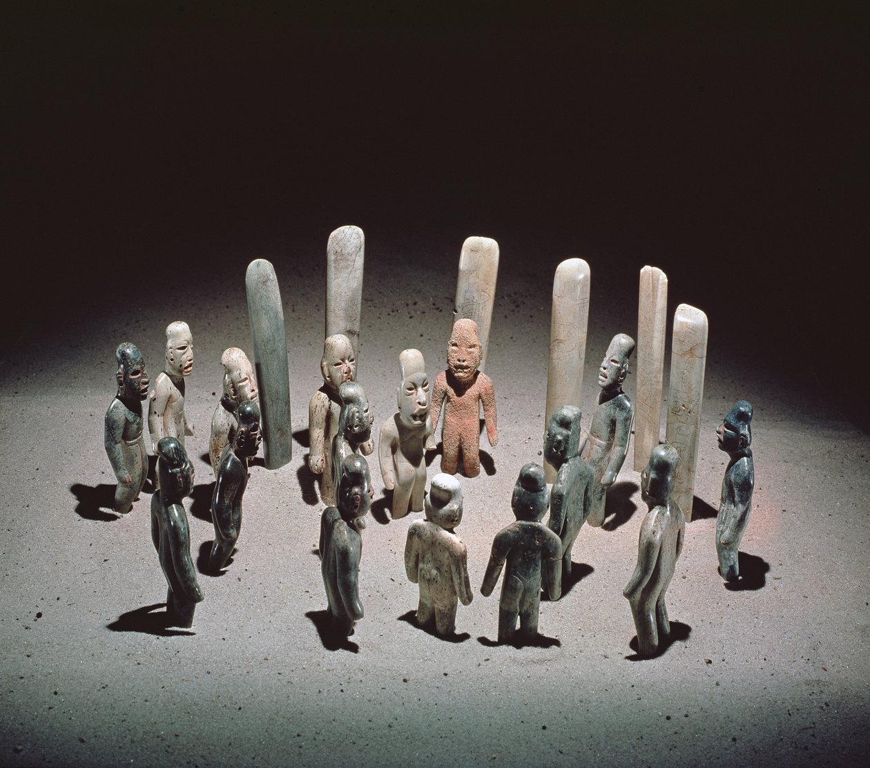 Erbjudande av sexton mansfigurer, från La Venta, Tabasco, förklassisk period, 900-talet f.Kr. till 1:a århundradet e.Kr. (jade) av Olmec