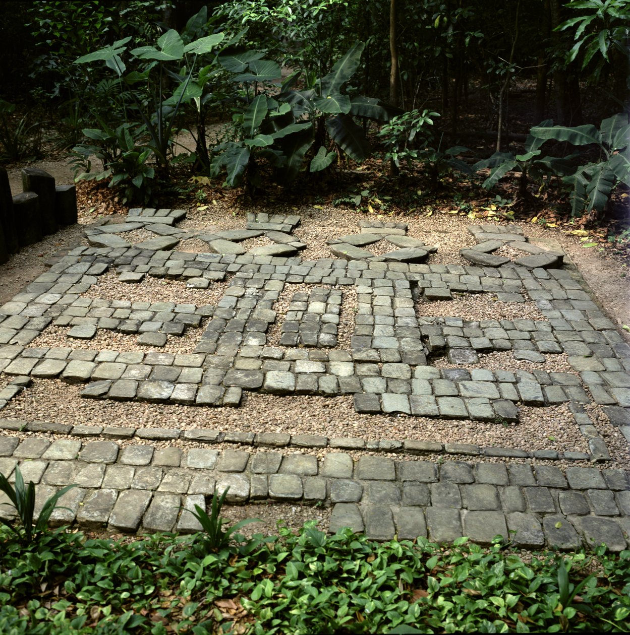Trottoar med en jaguars stiliserade mun, förklassisk tid (stenmosaik) av Olmec