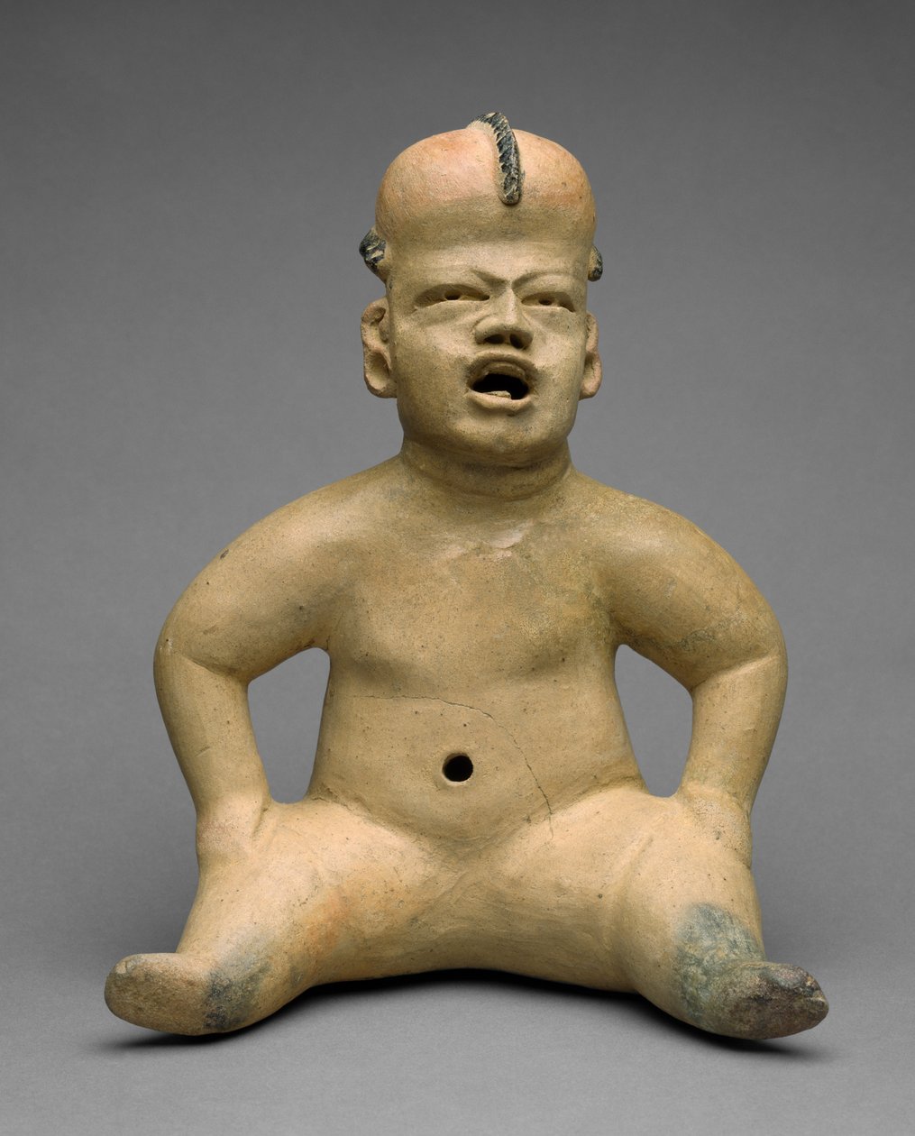 Sittande figur, (lergods med bikrom slipmålning och svart beck) av Olmec