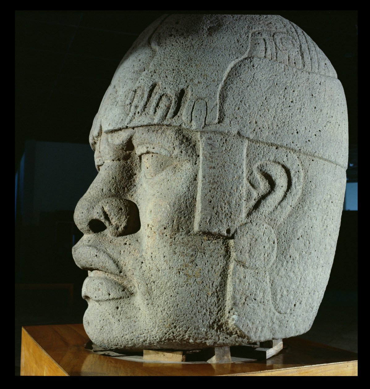 Colossal Head 4 från San Lorenzo, Veracruz, Mexiko, förklassisk (basalt) av Olmec