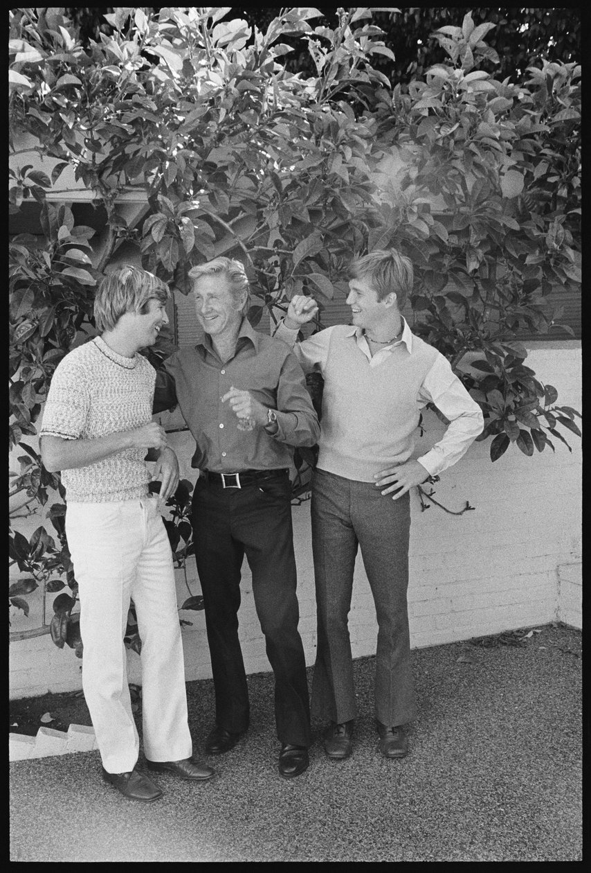 Beau Bridges, Jeff Bridges och Lloyd Bridges på deras bakgård hemma av Orlando Suero