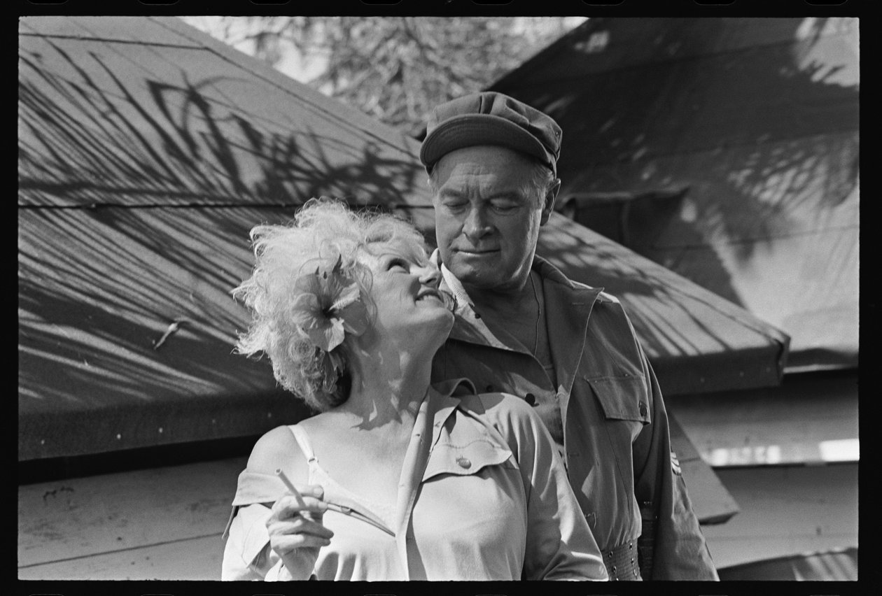 Bob Hope och Phyllis Diller på uppsättningen av "The Private Navy of Sgt O