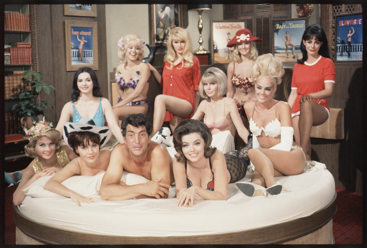 Dean Martin som Matt Helm och tjejerna på uppsättningen "The Silencers" av Orlando Suero