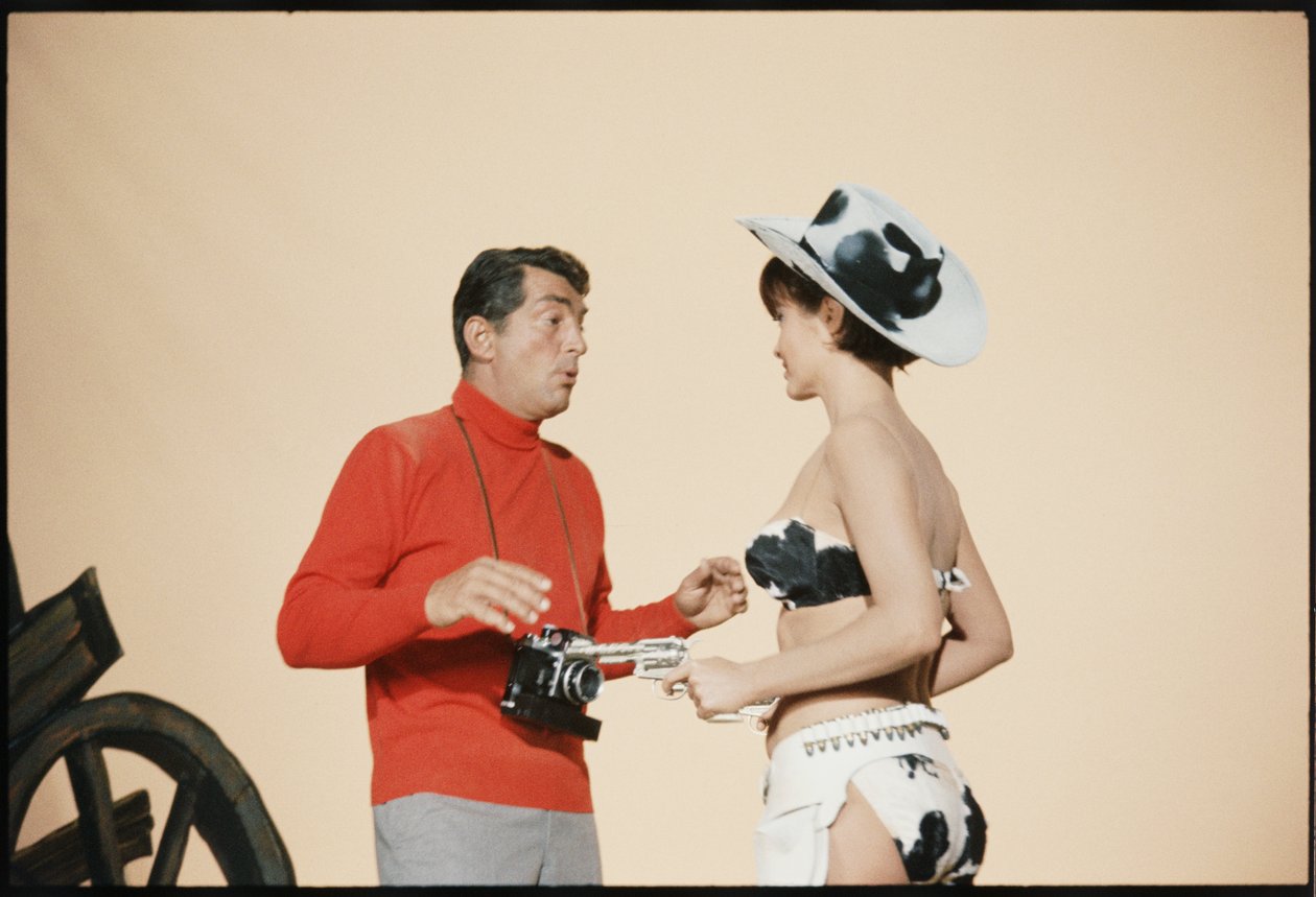 Dean Martin som Matt Helm på uppsättningen "The Silencers" av Orlando Suero