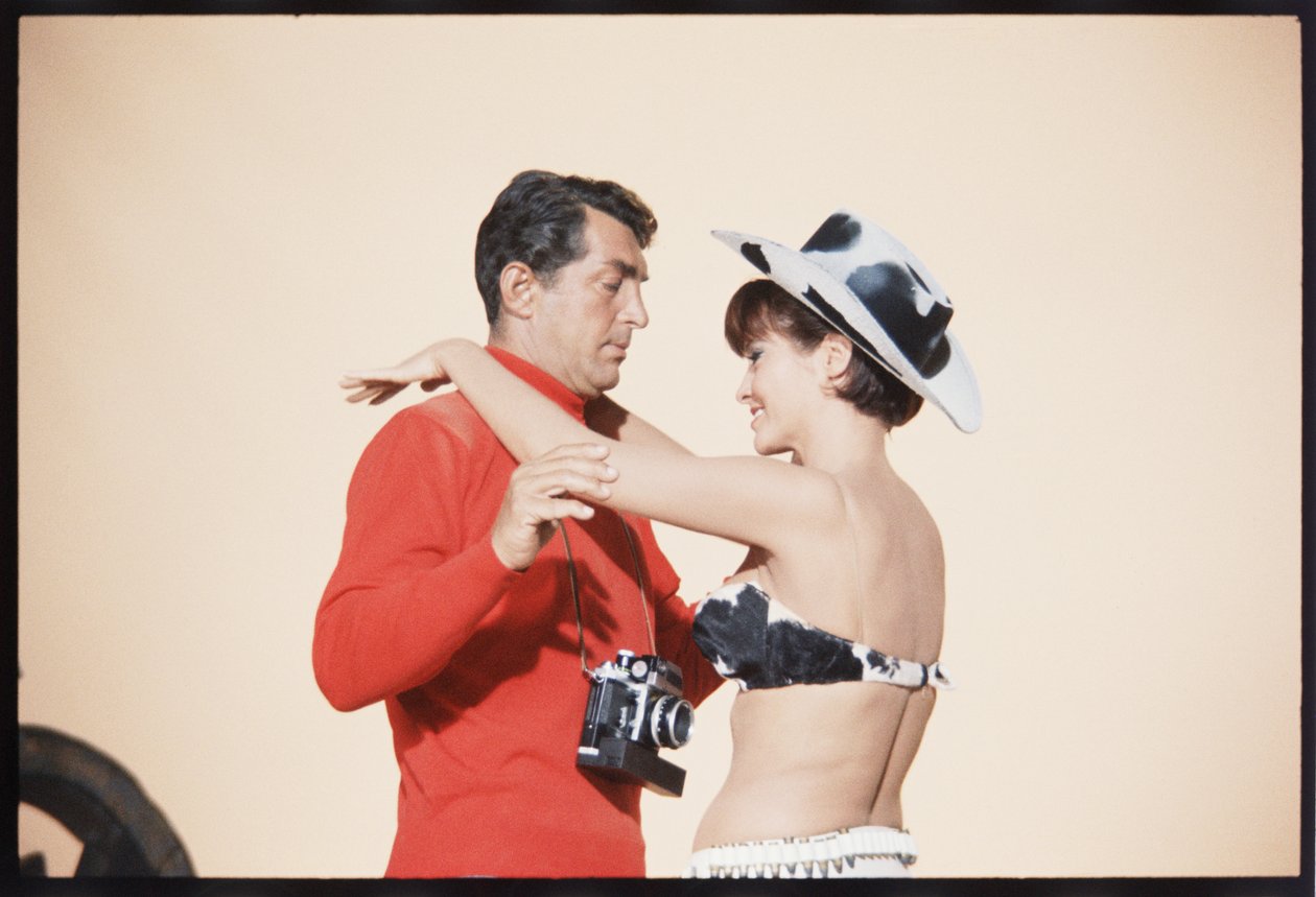 Dean Martin som Matt Helm på uppsättningen "The Silencers" av Orlando Suero