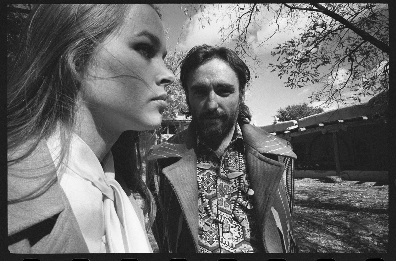 Dennis Hopper och fru Michelle Phillips hemma i New Mexico av Orlando Suero