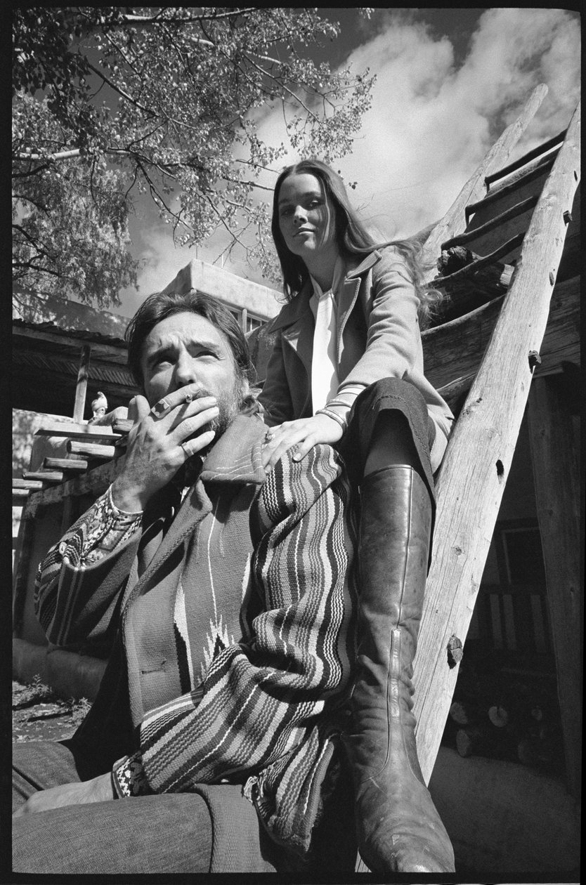 Dennis Hopper och fru Michelle Phillips på en stege i New Mexico av Orlando Suero