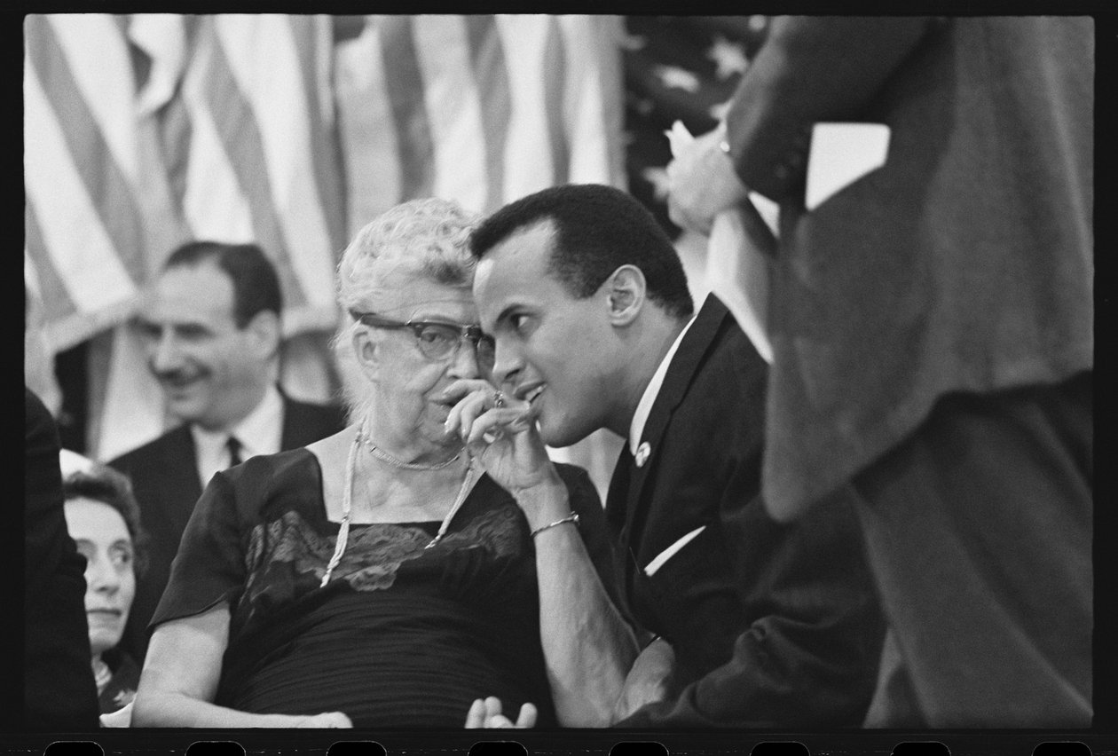 Eleanor Roosevelt med Harry Belafonte på ett valmöte av Orlando Suero