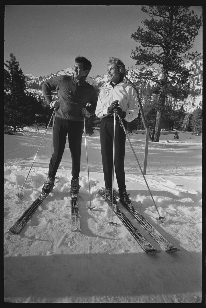 Janet Leigh och Tony Curtis på skidor vid vinter-OS, Squaw Valley, Kalifornien av Orlando Suero