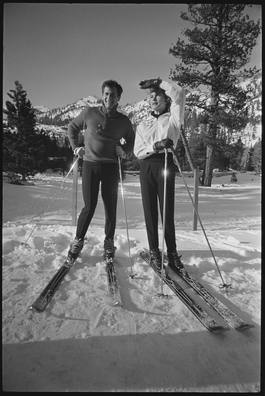 Janet Leigh och Tony Curtis på skidor vid vinter-OS, Squaw Valley, Kalifornien av Orlando Suero