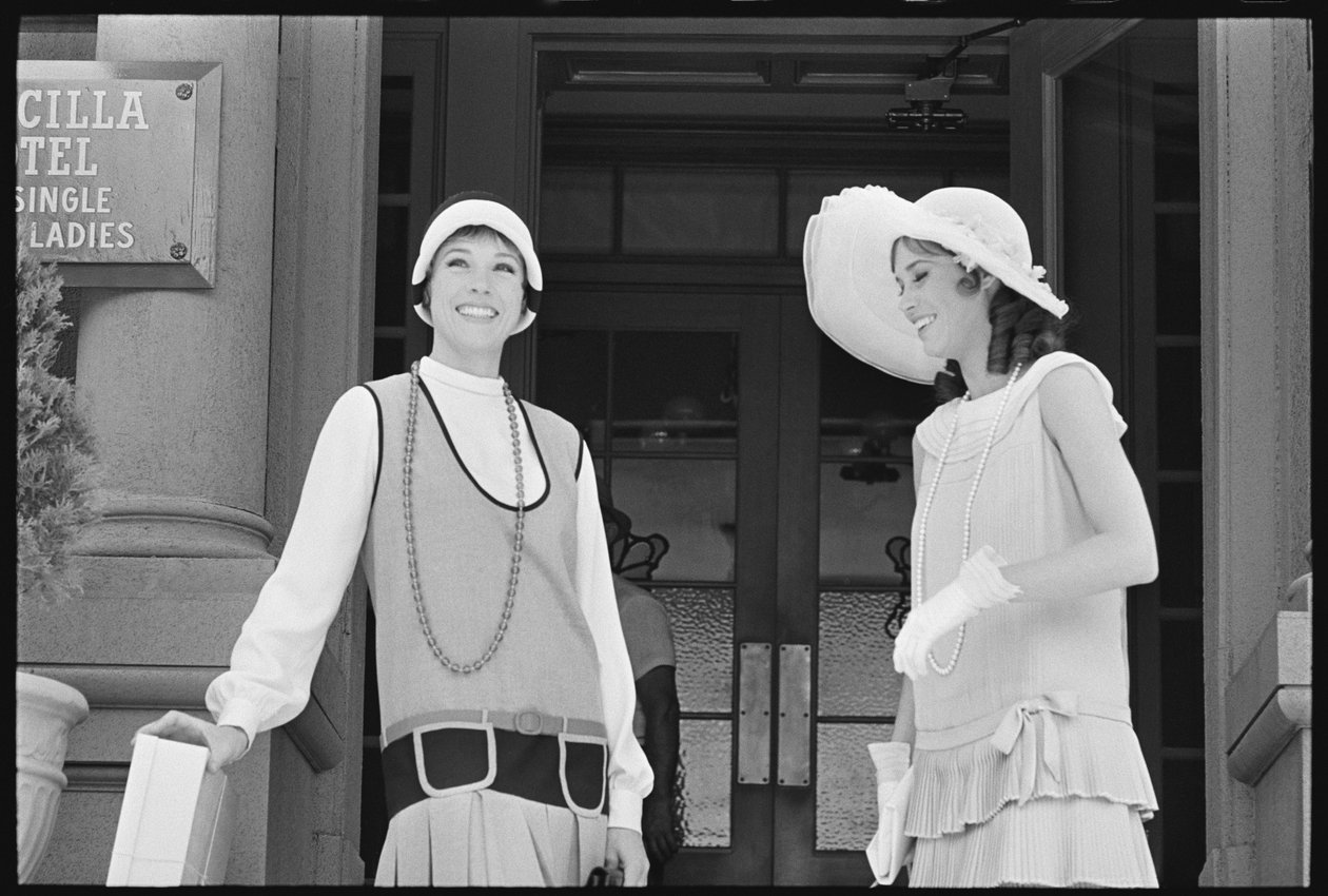 Julie Andrews och Mary Tyler Moore på uppsättningen av "Thoroughly Modern Millie" av Orlando Suero