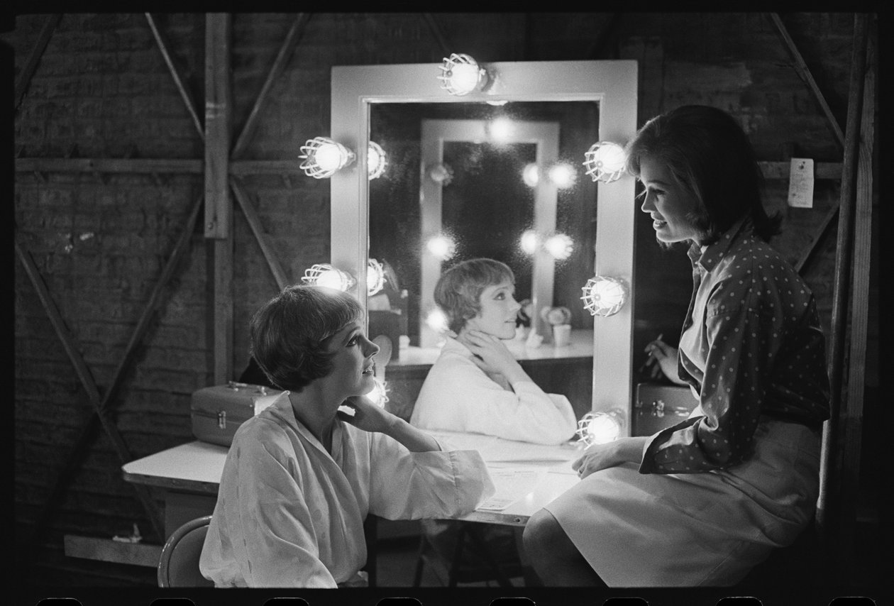 Julie Andrews och Mary Tyler Moore på uppsättningen av "Thoroughly Modern Millie" av Orlando Suero