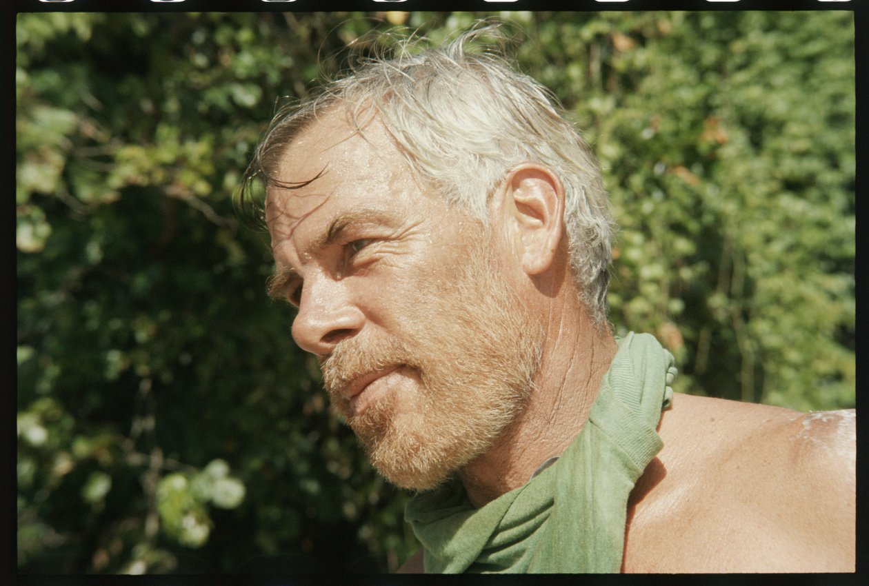 Lee Marvin på uppsättningen av "Hell in the Pacific" av Orlando Suero
