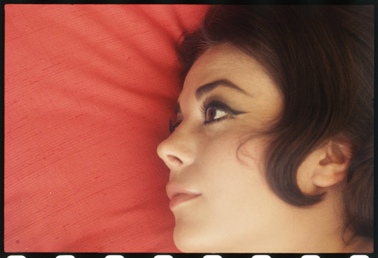 Natalie Wood hemma med huvudet på kudden av Orlando Suero