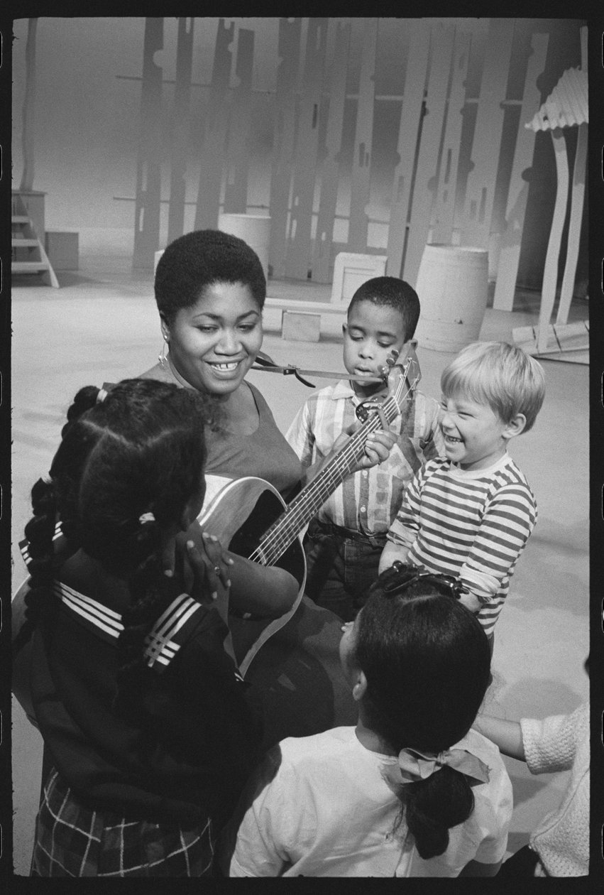 Odetta sjunger för barn på uppsättningen av en tv-special av Orlando Suero