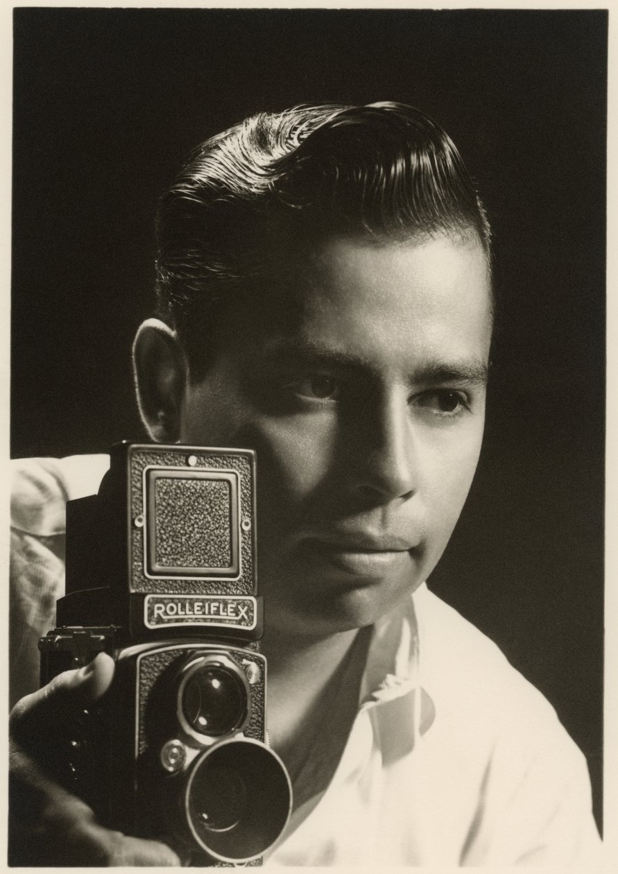 Orlando Suero-porträtt med Rolleiflex-kamera, ca 1954 (s/v-foto) av Orlando Suero