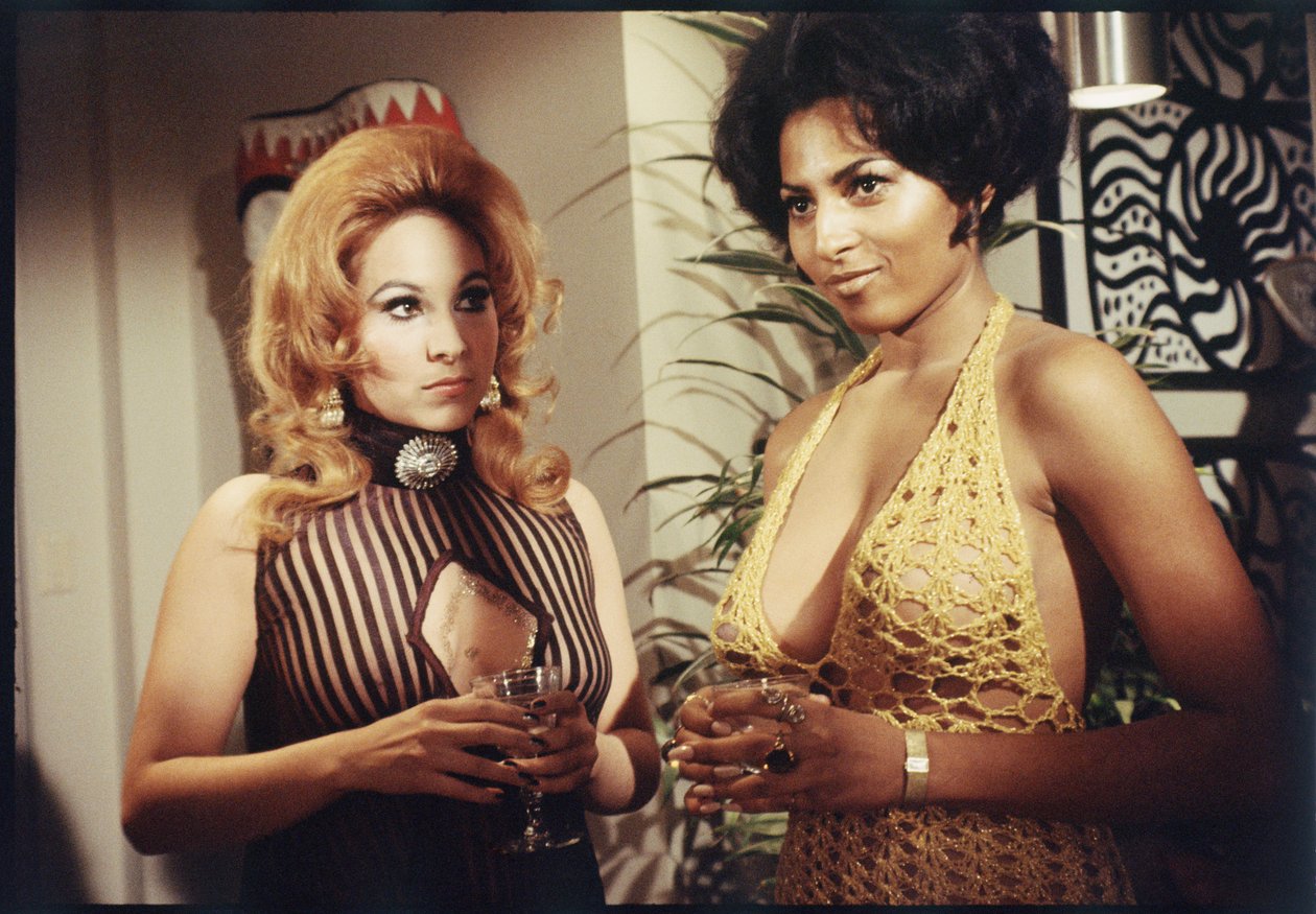 Pam Grier som bakgrundsextra i uppsättningen "Beyond the Valley of the Dolls", 1970 (foto) av Orlando Suero