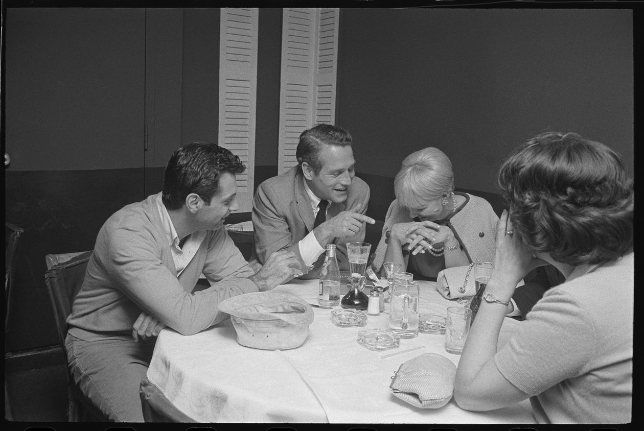 Paul Newman, Mort Sahl och Joanne Woodward skämtar vid middagen av Orlando Suero