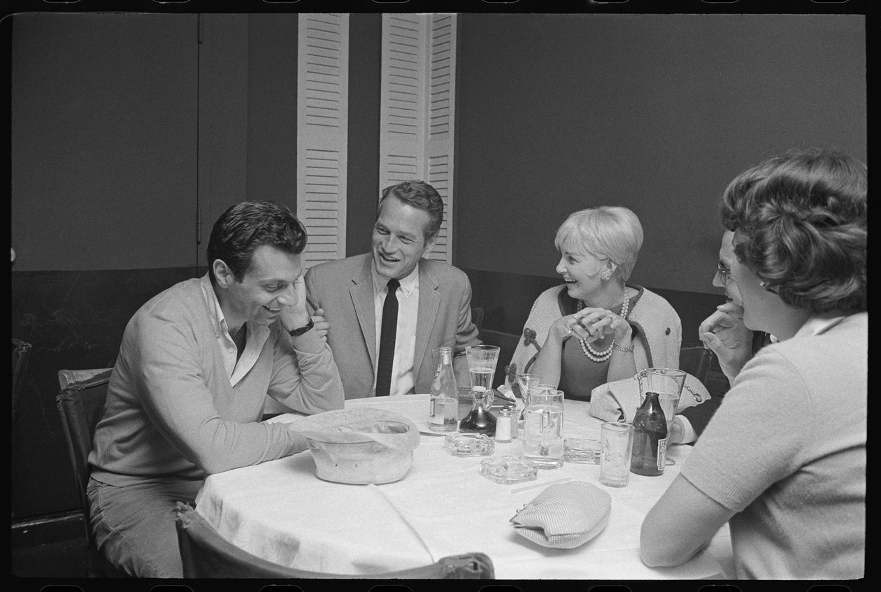 Paul Newman, Mort Sahl och Joanne Woodward skämtar vid middagen av Orlando Suero