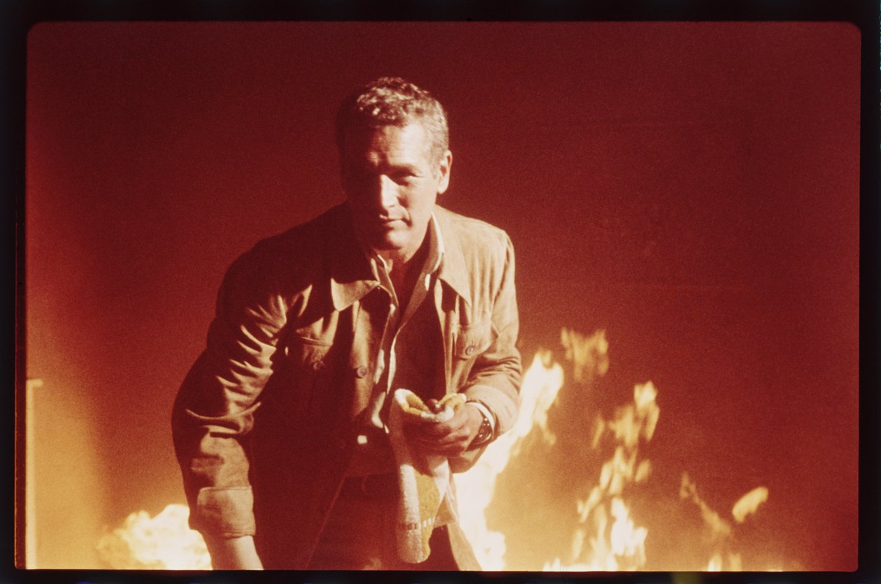 Paul Newman på uppsättningen av "The Towering Inferno" av Orlando Suero