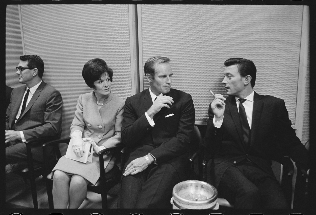 Rock Hudson, Charlton Heston, Laurence Harvey väntar på att få träffa prinsessan Margaret av Orlando Suero