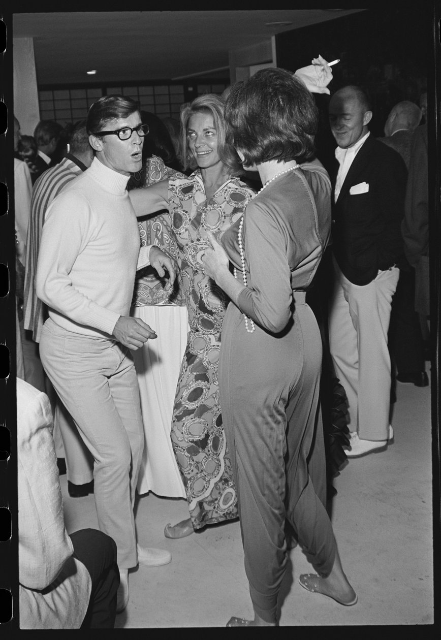 Roddy McDowall, Lauren Bacall och Shirley MacLaine på en hemmafest i Malibu av Orlando Suero