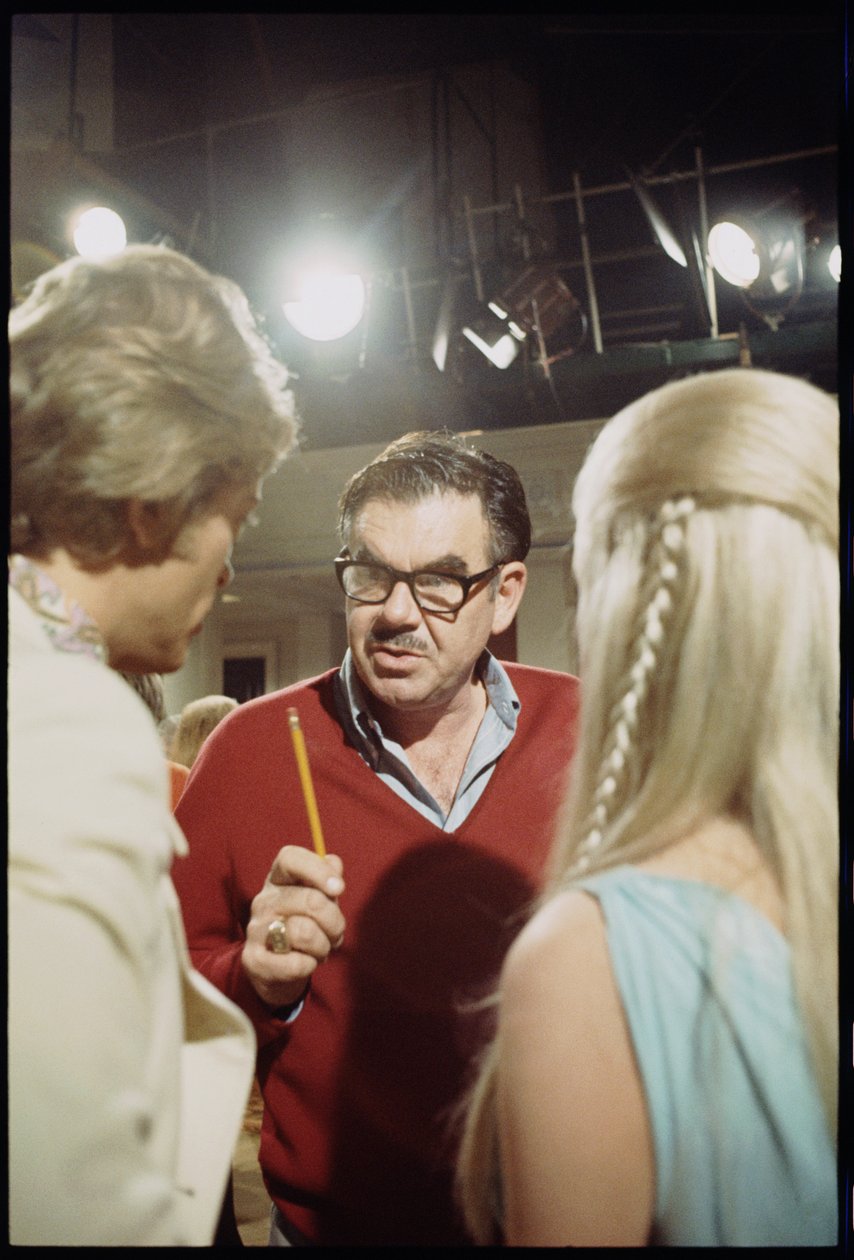 Russ Meyer på uppsättningen av "Beyond the Valley of the Dolls", 1970 (foto) av Orlando Suero
