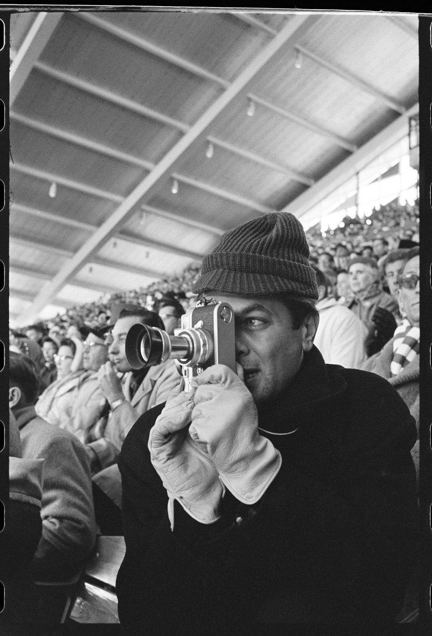 Tony Curtis med Leica-kamera vid vinter-OS, Squaw Valley, Kalifornien av Orlando Suero