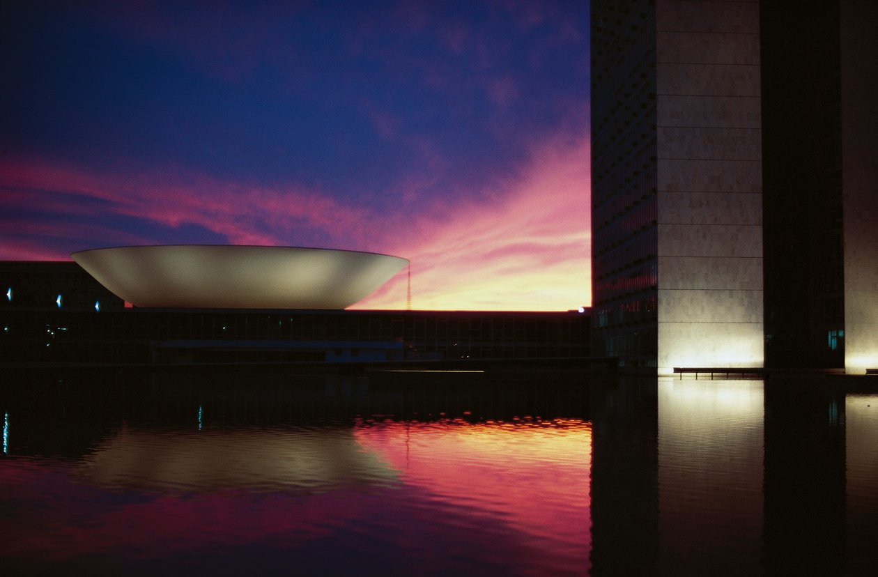Tremaktstorget och nationalkongressen (Congresso Nacional) i solnedgången av Oscar Niemeyer