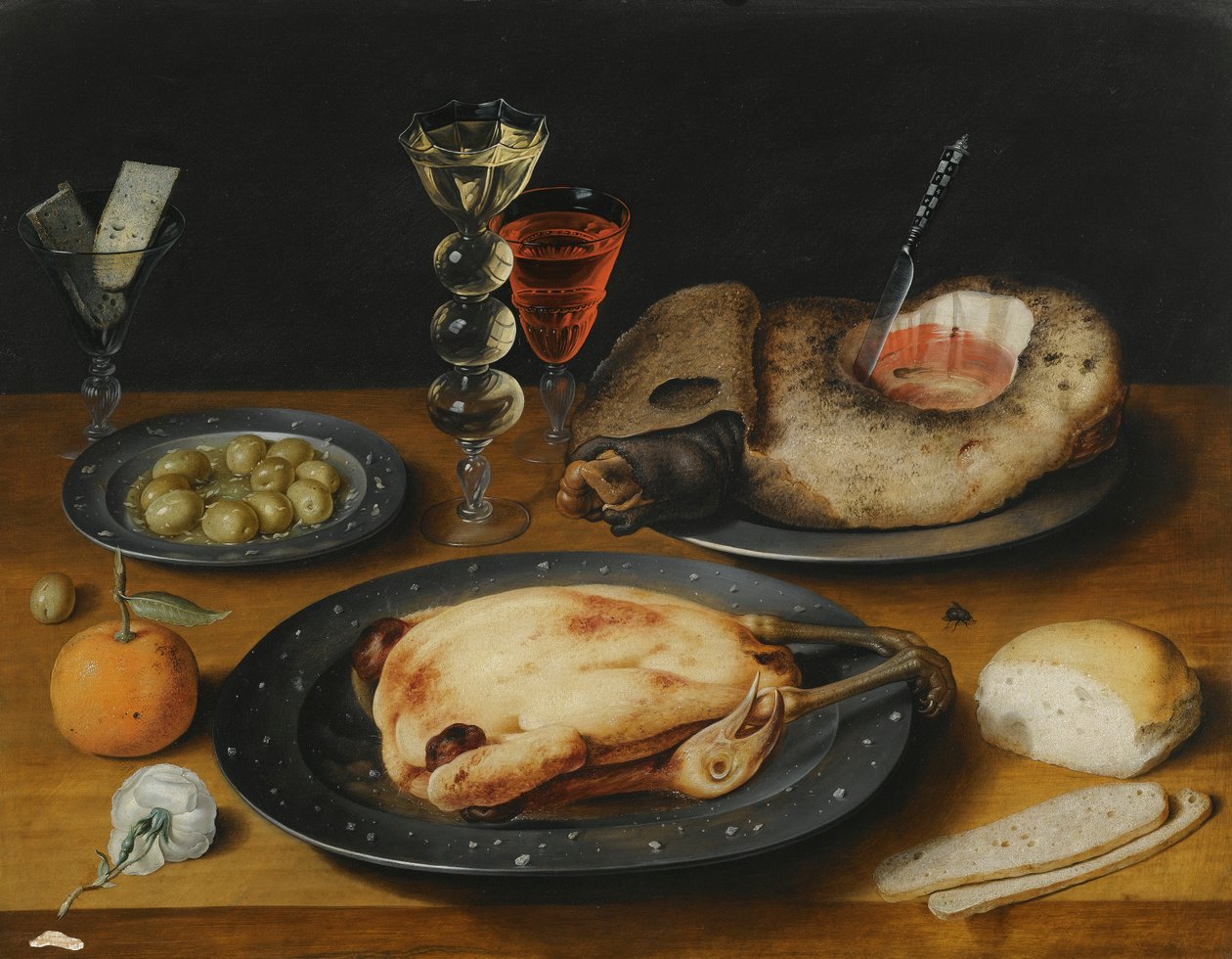 Stilleben av en stekt kyckling, en skinka och oliver på tennplattor med en brödrulle, en apelsin, vinglas och en ros på ett träbord av Osias the Elder Beert