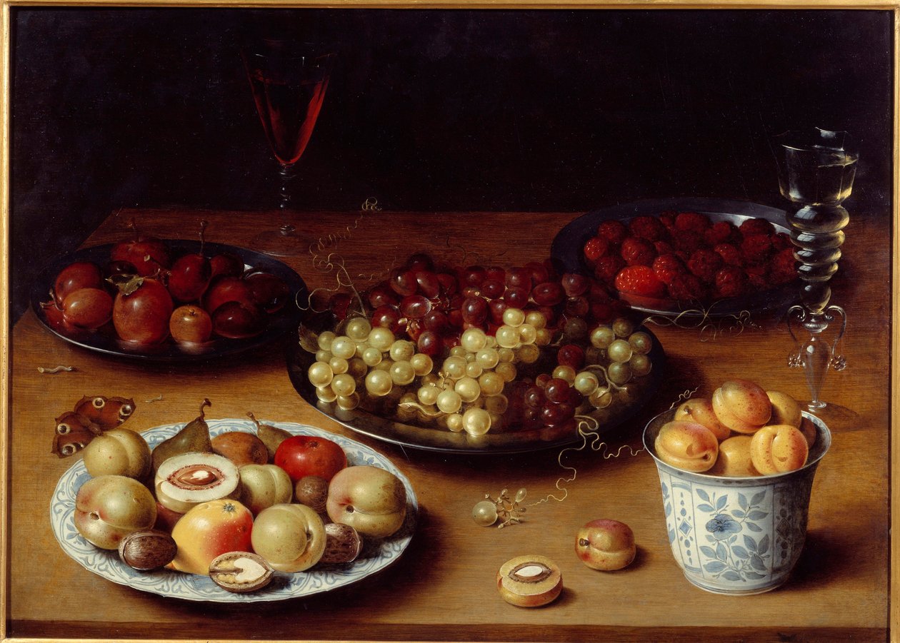 Stilleben av frukt och glas Ett bord täckt med plommon, aprikoser, persikor, päron, vindruvor, hallon och ett glas rött vin. Målning av Osias Beert I ou l