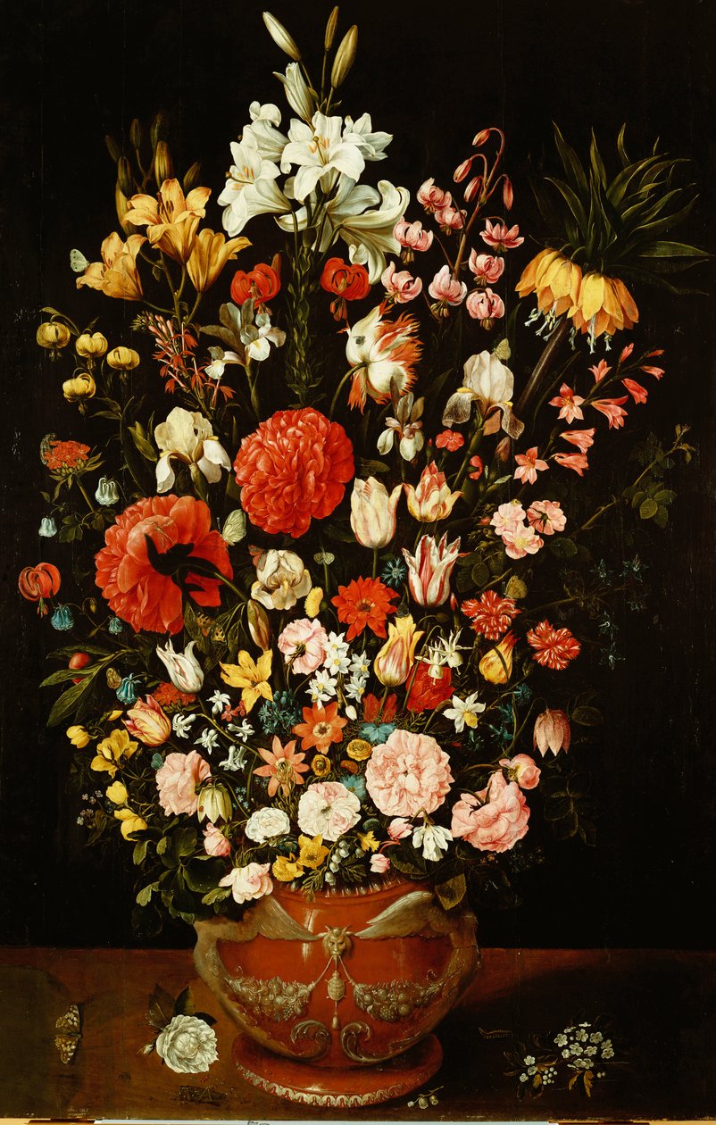 Tulpaner, liljor, iris, rosor, nejlikor, pioner och andra blommor i en skulpterad terrakottaurna av Osias the Elder Beert